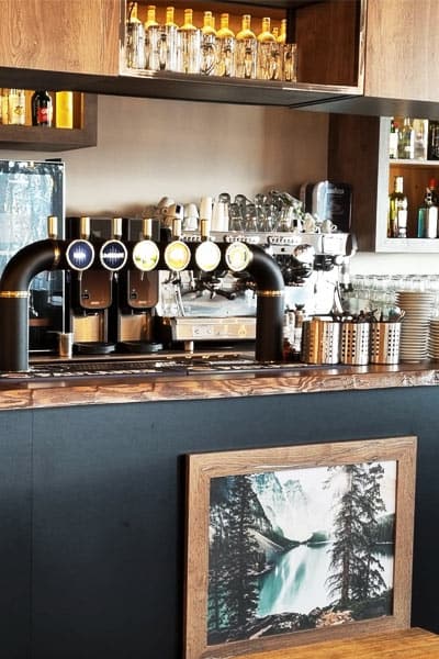 Comptoir de bar sur mesure en station de montagne